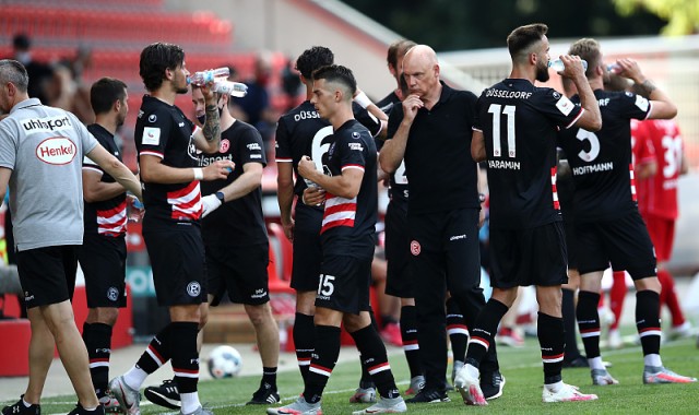  比勒菲尔德顽强守平班霸，保级路上抢得救命一分  